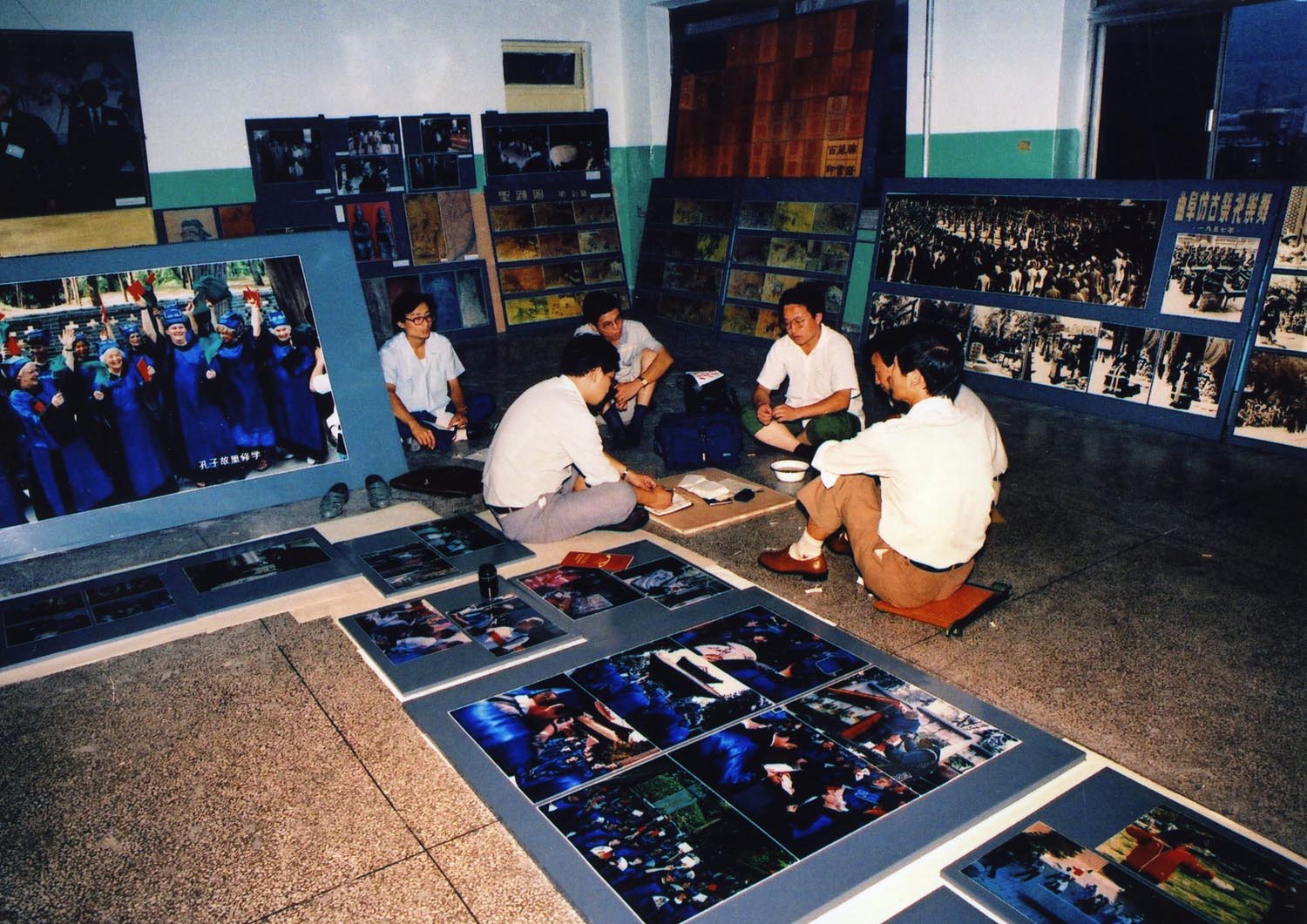 4.曾毅和他的的伙伴们制作展板.jpg 4.曾毅和他的的伙伴们制作展板.jpg