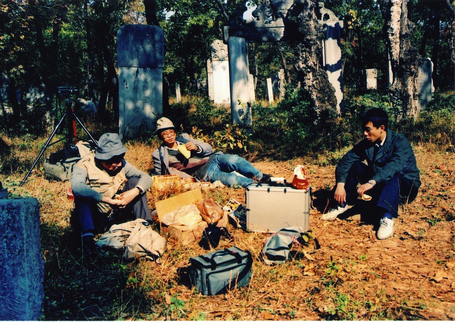 2.为筹备孔子摄影展曾毅和他的伙伴们在孔林拍照.jpg 2.为筹备孔子摄影展曾毅和他的伙伴们在孔林拍照.jpg