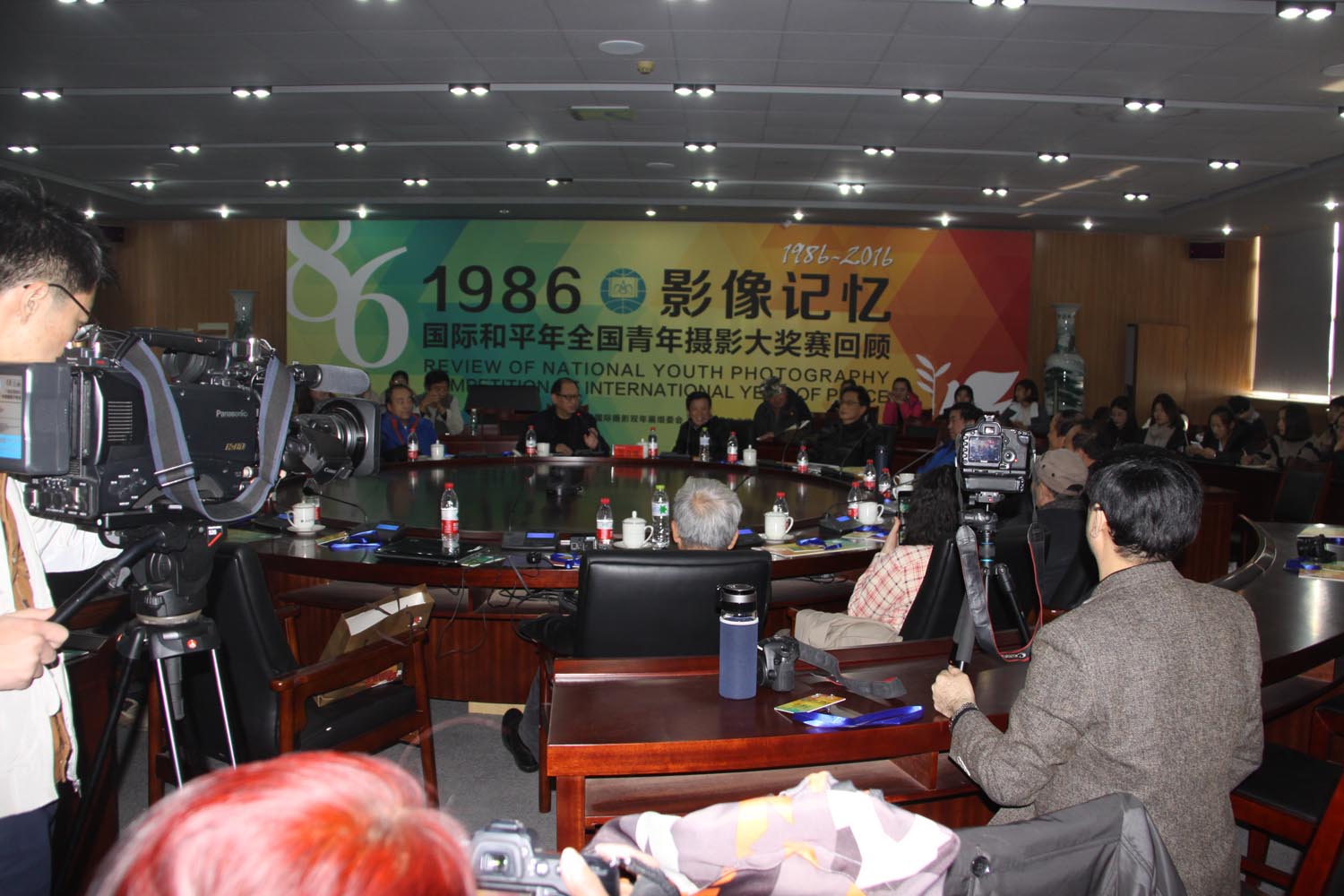 7.纪念国际和平年全国青年摄影大奖赛30周年座谈会在山东工艺美术学院举办.jpg 7.纪念国际和平年全国青年摄影大奖赛30周年座谈会在山东工艺美术学院举办.jpg