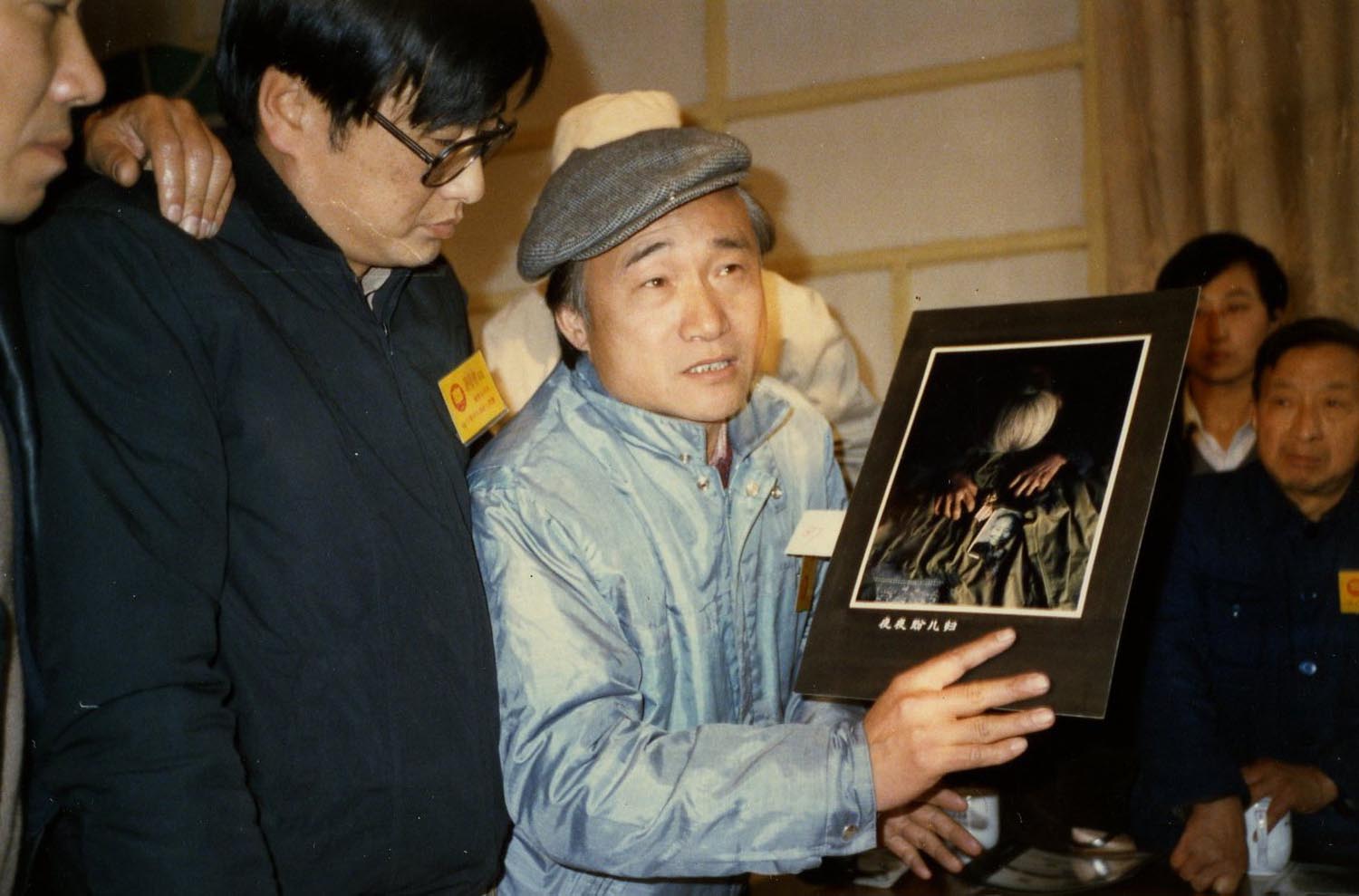 2.1986年朱宪民 王文澜在国际和平年全国青年摄影大奖赛评选.jpg 2.1986年朱宪民 王文澜在国际和平年全国青年摄影大奖赛评选.jpg