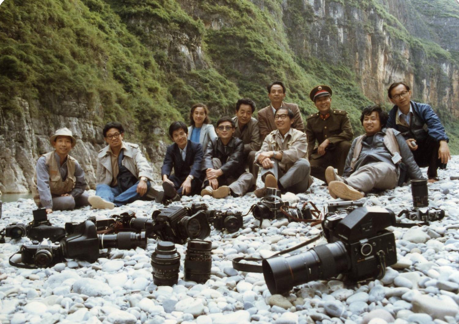 16.1985年中国文联组织作家艺术家长江三峡访问团.左一是陈长芬.jpg 16.1985年中国文联组织作家艺术家长江三峡访问团.左一是陈长芬.jpg