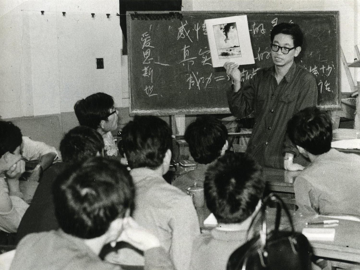 3.1980年我调济南市摄影家协会负责协会日常工作,这是我在摄影学习班上讲课.jpg 3.1980年我调济南市摄影家协会负责协会日常工作,这是我在摄影学习班上讲课.jpg