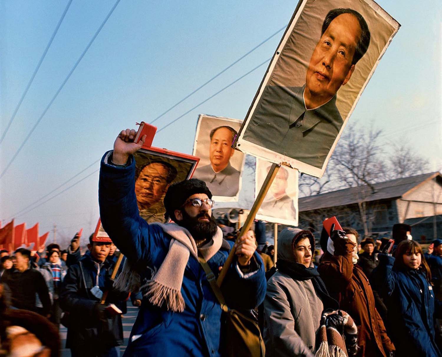 毛主席接见结束后，人们高呼着口号、高举着毛主席像在长安大街上游行，队伍中还常常见到老外的身影。.jpg