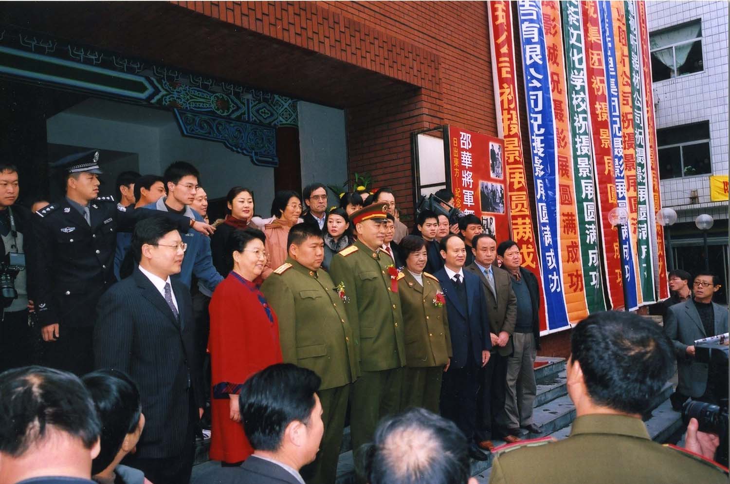 济南军区和省市领导在开幕后合影留念.jpg