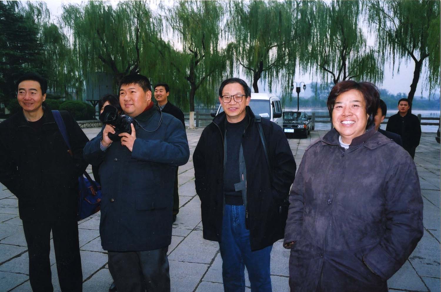 展览结束后，邵华、毛新宇在大明湖游览拍照。.jpg