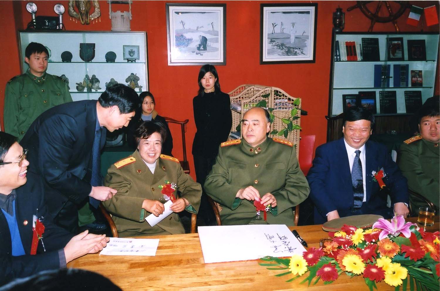 与会领导在签到簿上签名纪念.jpg
