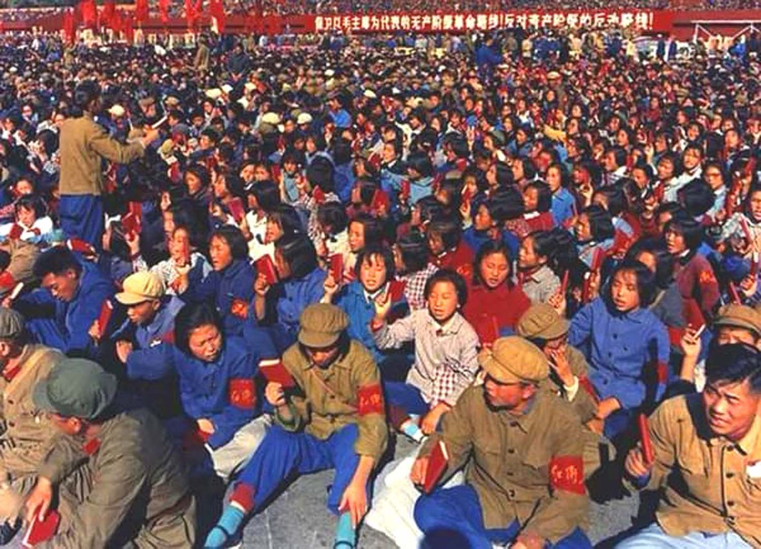 来自全国各地的红卫兵席坐在天安门广场等待毛主席接见.jpg