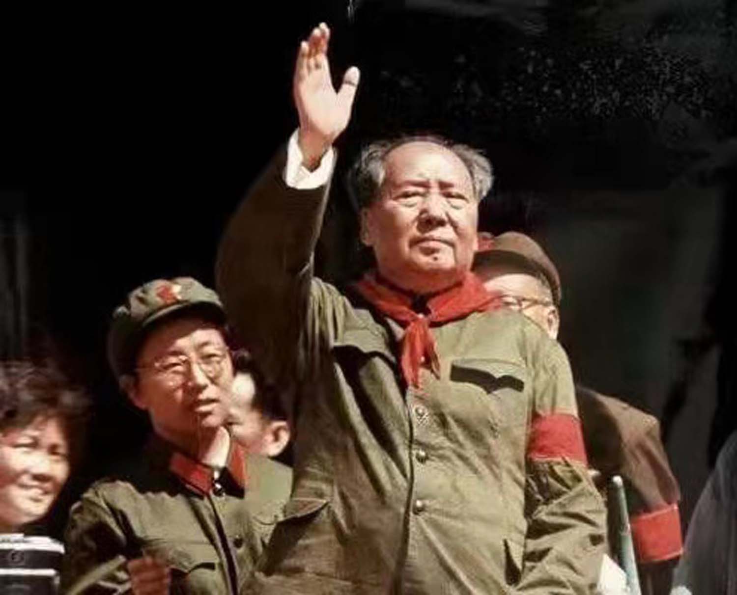 毛泽东主席1966年8月31日、9月15日、10月1日先后三次在天安门城楼上接见红卫兵。.jpg