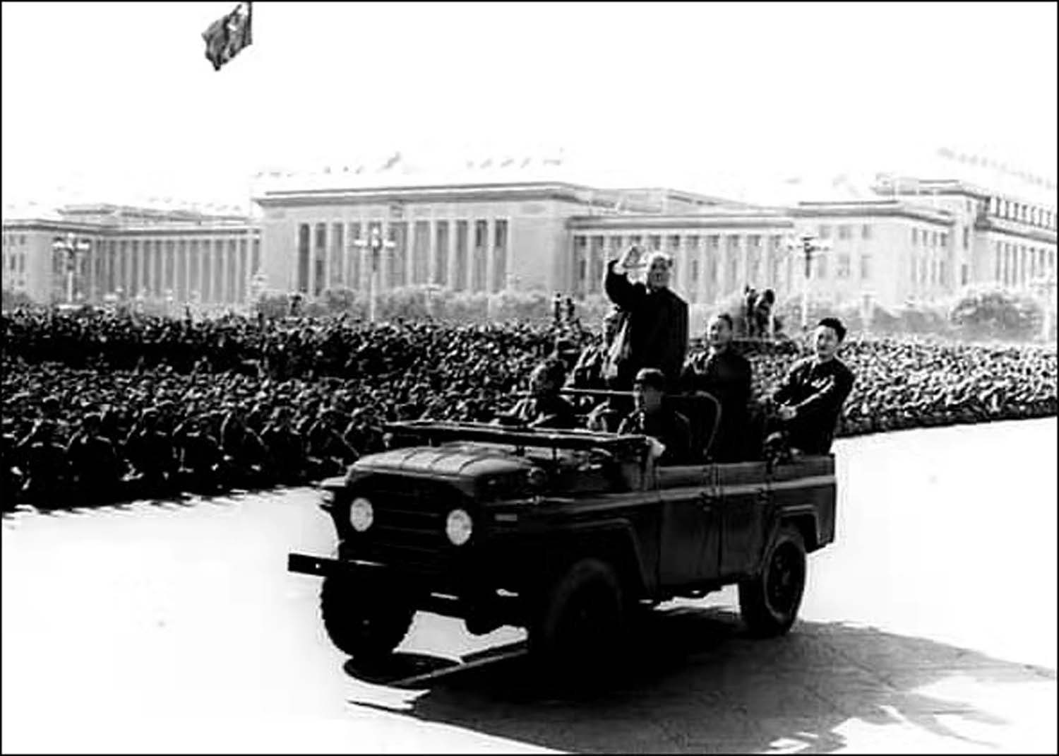 1966年10月18日，毛主席乘吉普车在天安门广场和长安街接见红卫兵，我当时就坐在第一排解放军后面，毛主席的敞篷车，缓缓自西向东驶去。.jpg