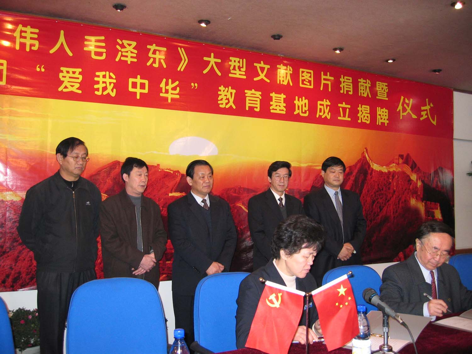 展览结束后，吕厚民向润华“爱我中华”教育基地捐献《伟人毛泽东》大型图片仪式在济南举行，省委常委、宣传部部长朱正昌、常务副部长姜铁军出席捐赠仪式。.jpg
