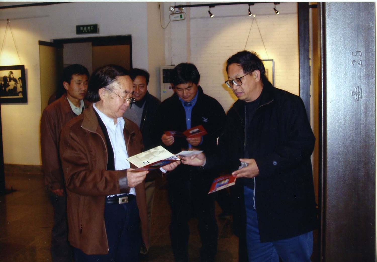 展览开幕前吕厚民与策展人山东东方现代艺术馆馆长曾毅、中国艺术摄影学会副秘书长索亚伦等在展厅交流。.jpg