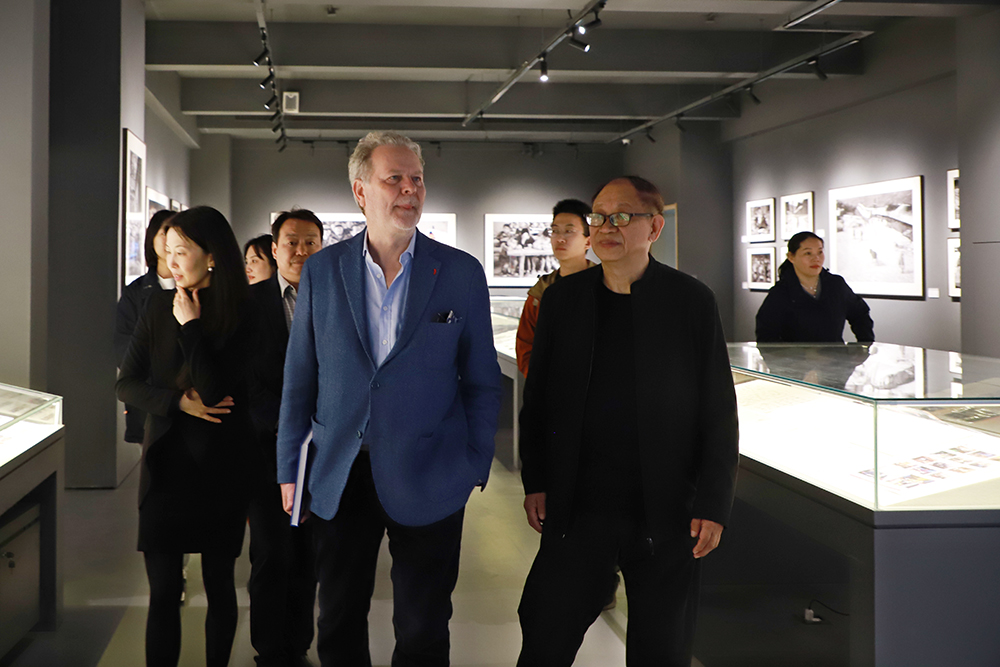 意大利佛罗伦萨国立美术学院院长、意大利国家美术学院联盟主席克劳迪奥·罗卡参观曾毅摄影博物馆